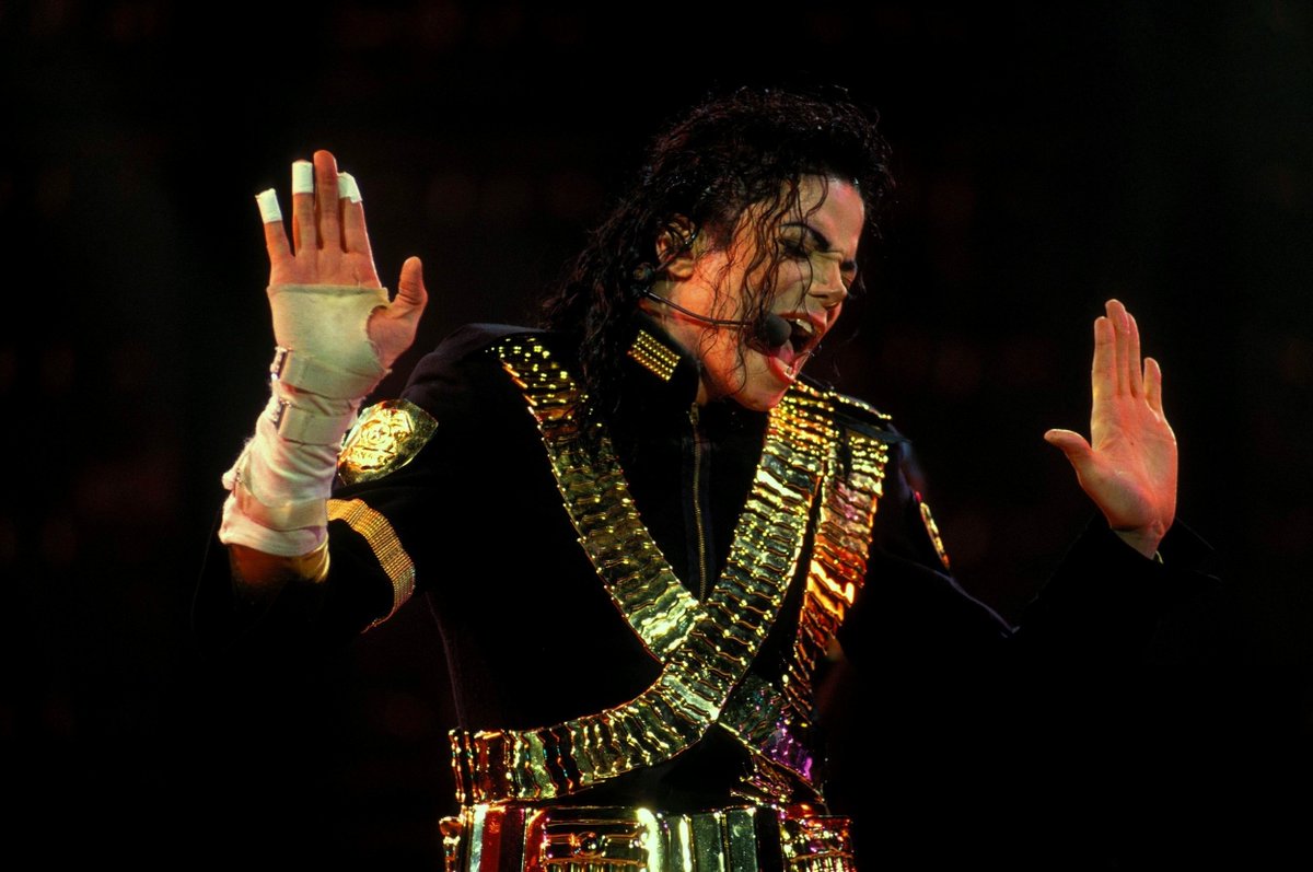 jackwang6633's tweet photo. Today is the 14th anniversary of Michael Jackson's passing away. As one of the most important black musicians of the 20th century, his music and dance style influenced the entire music industry. His music works include "Billie Jean", "Beat It", "Thriller" and other works, which are still the classics of pop music. His dance style is also unique. His dance moves and stage performance style have influenced the entire dance industry. Michael Jackson is not only a great musician but also a philanthropist. He has donated millions of dollars to many charities. His spirit and artistic achievements will always be engraved in people's hearts. The following keywords that are always included in his spirit will always inspire future generations, - genius, kindness, innocence, charity, talent, humility, love, singing voice, and dance steps.
#musicians #musicindustry #talent #stage #kindness #charity #people #love
今天是迈克尔·杰克逊冥诞14周年纪念日，作为是20世纪最重要的黑人音乐家之一，他的音乐和舞蹈风格影响了整个音乐行业。他的音乐作品包括《Billie Jean》、《Beat It》和《Thriller》等，这些作品至今仍然是流行音乐的经典之作。他的舞蹈风格也是独树一帜，他的舞蹈动作和舞台表演风格影响了整个舞蹈行业。迈克尔·杰克逊不仅是一个伟大的音乐家，还是一个慈善家，他为许多慈善机构捐赠了数百万美元。他的精神和艺术成就将永远铭刻在人们心中。在他的精神中永远包括的一下关键词永远激励着后来的人们，其中包括 - 天才，善良，天真，慈善，天赋，谦逊，有爱，歌喉，舞步。。