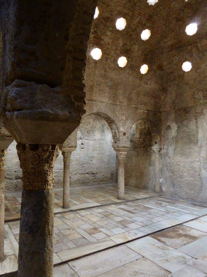 skymanuelima's tweet photo. Estes #banhos #árabes situavam-se na parte baixa de uma casa privada, na Carrera del Darro, aos pés de Alhambra, e mostrar-nos como era a vida dos árabes espanhóis mil anos atrás. O #Bañuelo de #Granada é um dos poucos lugares que foram salvos da destruição dos Reis Católicos. https://t.co/rLkbOws1US