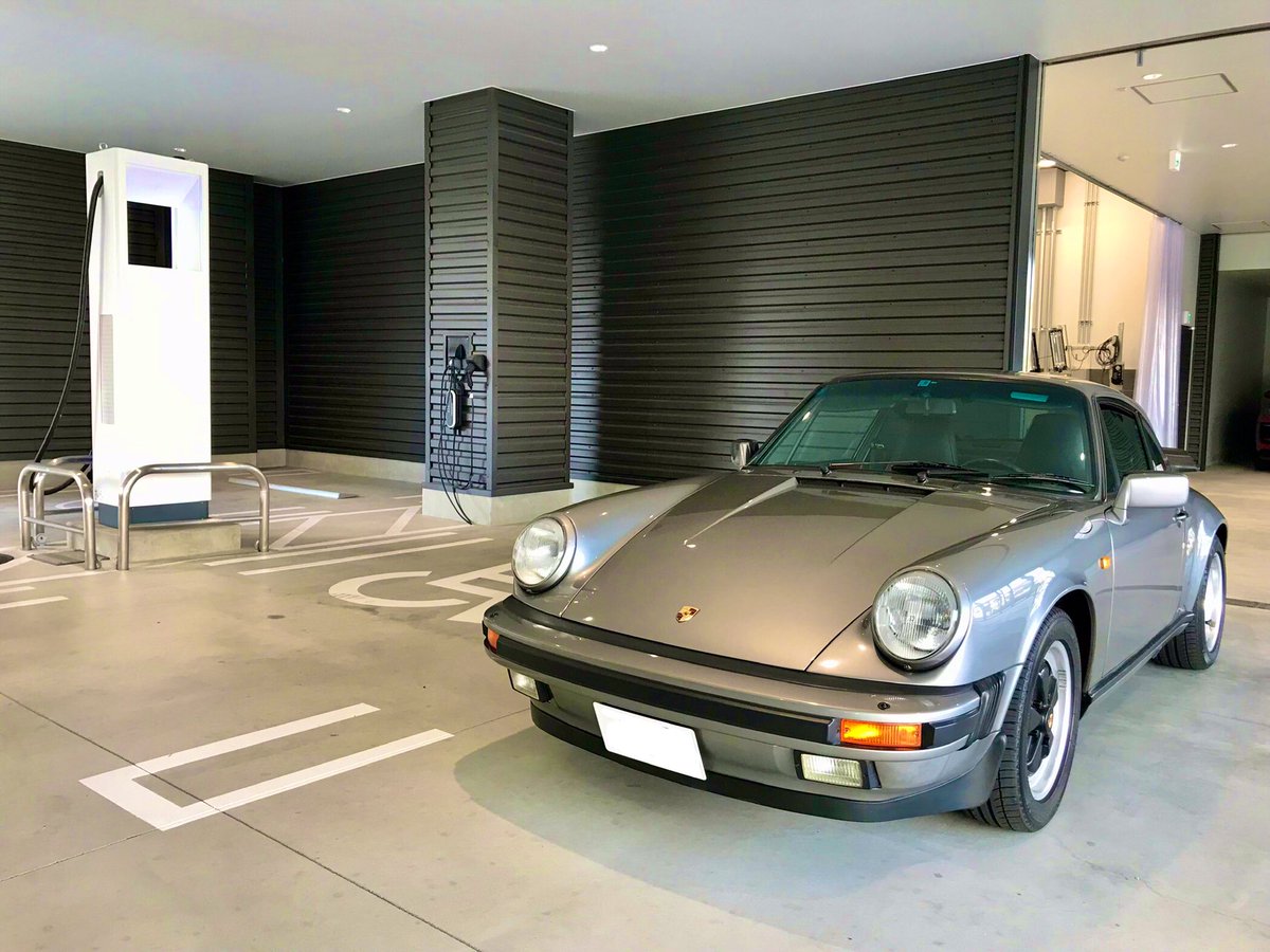 魅力的な911が待ち構えていた。
素晴らしい車だと思う。
全てがカンファタブル。
しかし、古臭い911も捨てがたい。
#ポルシェ 
#ポルシェ911
#ポルシェセンター足立
#ポルシェホールディングス
#PAIGjapan 
#ExclusiveCarsJapan 
#Porsche911