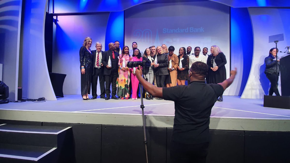 WitsVuvuzela's tweet photo. Our photography mentor, Leon Sadiki marshalls winners at the 2023 Standard Bank Sikuvile Journalism Awards for a photograph. Two of our own from the class of 2017,  @chante_schatz and @ietskaylo among them, congratulations 🎉 🙌🏾 #SBSJA23 #teamvuvu 

📸: @LizekaMda https://t.co/Ke5T8dyoFH
