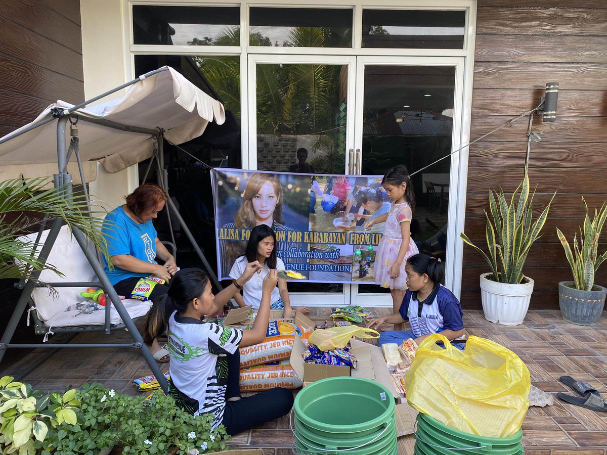 HOT_LALISA27's tweet photo. ✨Last wave 😍 this will be the last for relief good's budget end🤣😅
"LALISA FOUNDATION HEADED BY LISA SOLDER 😍
#LISA #Lilies #heartforheart https://t.co/9BMxBeYfeY