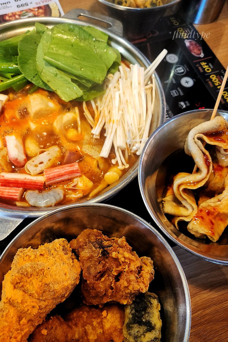 fluidtype's tweet photo. Dookki Topokki Buffet.
Name makes me giggle but the food is great. All you can eat tteokbokki or make your own kimchi ramyeon and while waiting, gorge on fried chicken.
There are different types of noodles, sauces and a ton of ingredients for your hotpot.
#topokki
#tteokbokki https://t.co/kGBIBVwYC4