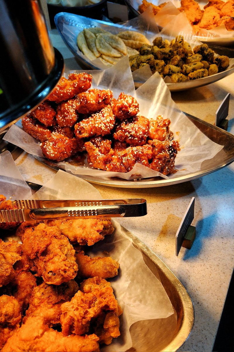 fluidtype's tweet photo. Dookki Topokki Buffet.
Name makes me giggle but the food is great. All you can eat tteokbokki or make your own kimchi ramyeon and while waiting, gorge on fried chicken.
There are different types of noodles, sauces and a ton of ingredients for your hotpot.
#topokki
#tteokbokki https://t.co/kGBIBVwYC4