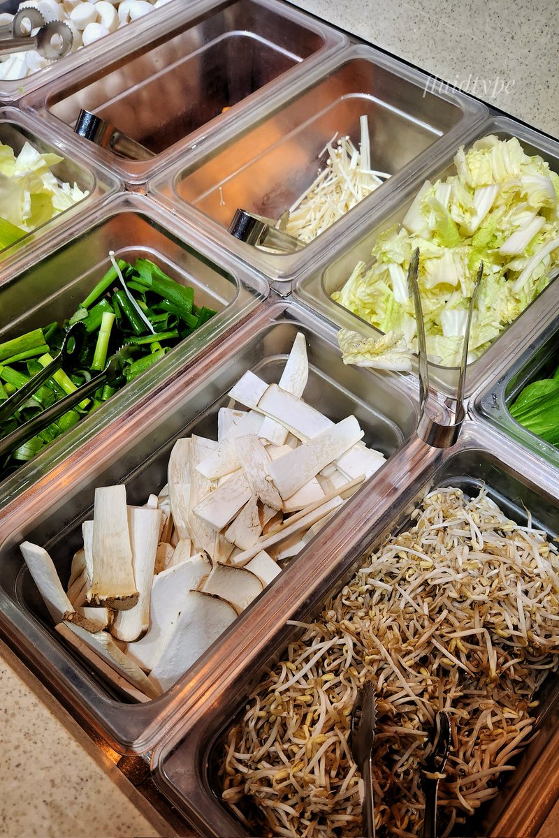 fluidtype's tweet photo. Dookki Topokki Buffet.
Name makes me giggle but the food is great. All you can eat tteokbokki or make your own kimchi ramyeon and while waiting, gorge on fried chicken.
There are different types of noodles, sauces and a ton of ingredients for your hotpot.
#topokki
#tteokbokki https://t.co/kGBIBVwYC4