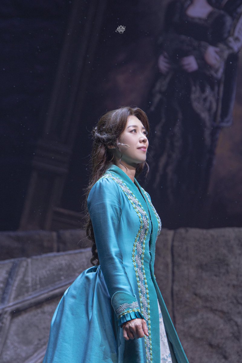 ari_picpic's tweet photo. 20210718 뮤지컬 드라큘라 커튼콜 

𝑴𝑰𝑵𝑨 𝑴𝑼𝑹𝑹𝑨𝒀 #조정은 배우님

Please don’t make me love you https://t.co/q6DFfQWKr3