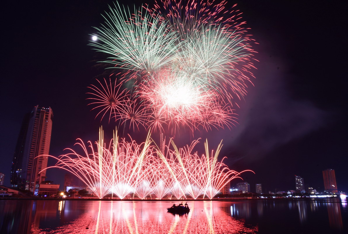 Inspired by the beauty of Da Nang city, the Polish team's brilliant performance brought the image of 'Dragon Fireworks' in the night sky of the Han River. Da Nang June 24, 2023
#DanangFireworksFestival2023
#DIFF2023
by #Nikonphotography 
.
watch from 
youtube.com/watch?v=67MWzs… 
.