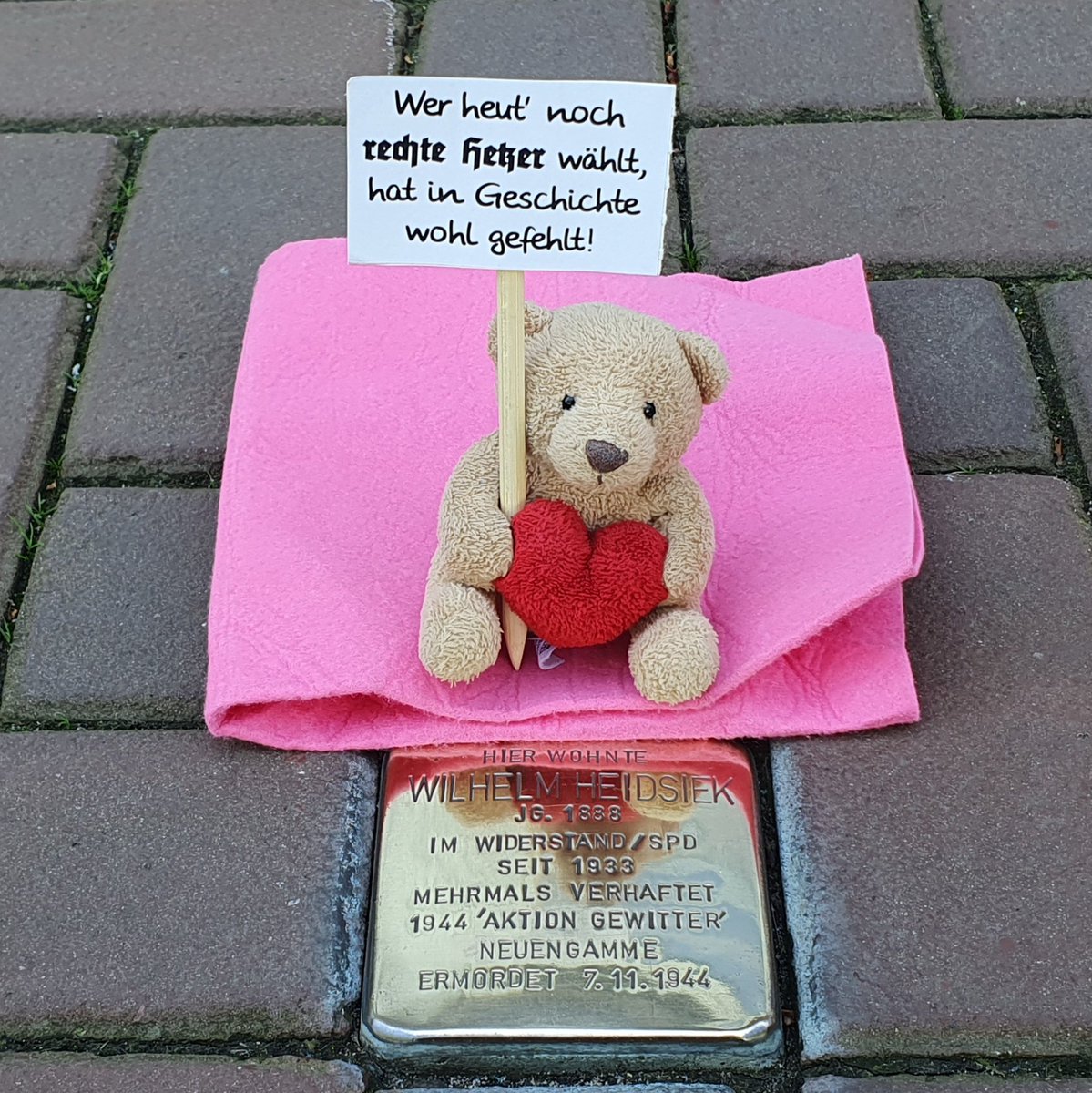 EickeTarkus's tweet photo. Herzliche Grüße an alle Leute in #Sonneberg.
Ihr könnt Euch heute entweder als Demokraten und positive Deutsche beweisen, oder als unrühmliches Negativbeispiel in die deutsche Geschichte eingehen.

#DemokratischWählen
#DeutschlandStärken https://t.co/TeF1I873Ou