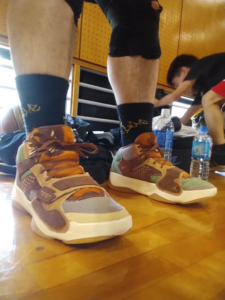basketshoeturbo's tweet photo. 今日のバッシュ1
JORDAN ZION 2
インソールはSIDAS ACTION 3D+スジオカボード1.5
スジオカボードを入れることでフィット感と反発が向上した気がします!
スジオカボードすげぇです!
今日はリバウンドがかなり冴えてた!
#JORDAN
#ZION2
#バスケ
#バッシュ
#インソール
#SIDAS
#スジオカボード https://t.co/acCdZUDTlg
