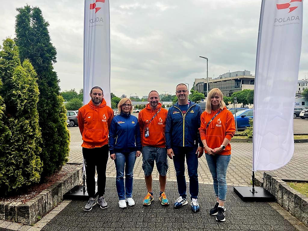 POLADA_official's tweet photo. Na półmetku kontroli antydopingowych podczas @eg2023pl, odwiedzili nas koledzy z Rumuńskiej Agencji Antydopingowej 💪 prezes Stefan Rohnean i dyrektor generalna Gabriela Andreiasu.
3️⃣ kontrolerów z ANAD wspiera tutaj na miejscu działania POLADA.
#ANAD #CEADO #EOG2023 #POLADA https://t.co/PAg7GWMBP8