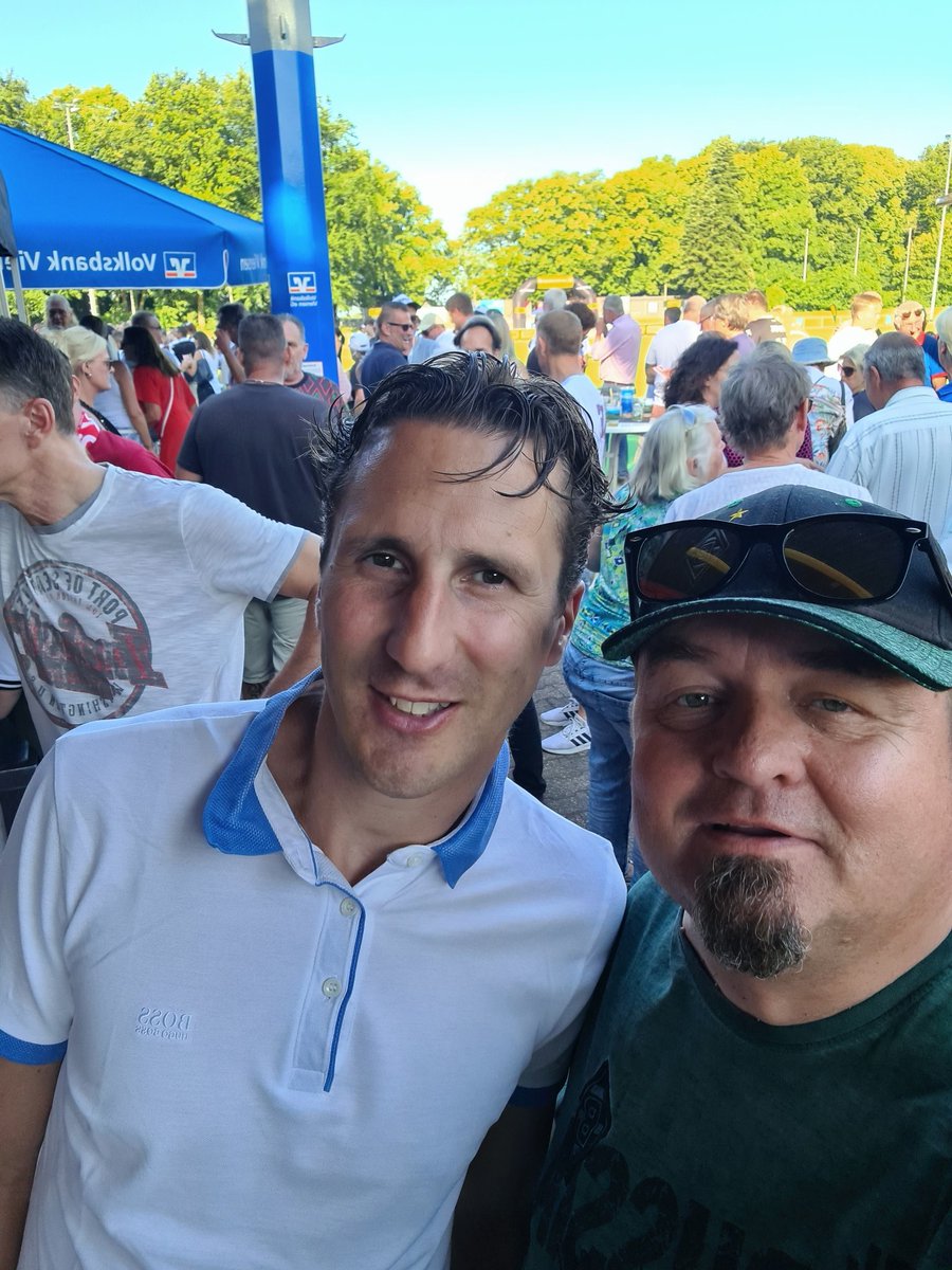 BoRUSHia's tweet photo. Gestern beim #SpielderLegenden in Viersen #Daems #Neuville #Brouwers getroffen. Mein Dank geht auch an #MatthiasScherz vom @1fckoeln, der sich ebenfalls die Zeit für ein Foto genommen hat.
@borussia #Fohlenelf #WeisweilerElf #BMGKOE https://t.co/UApmewJKxY