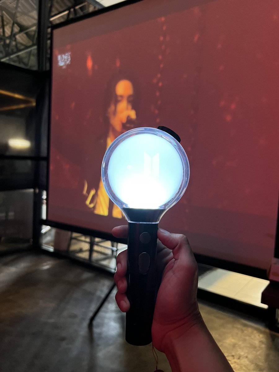 jastairvine's tweet photo. Hidup itu harus balance, kadang kadang dengerin Anthrax, kadang2 dengerin BTS.
Karena belum bisa ke Seoul, nobar live nya aja dulu sama temen temen.
#ARMYMODE #SUGA_AgustD_TOUR_in_Seoul https://t.co/fhQqj2tKuK