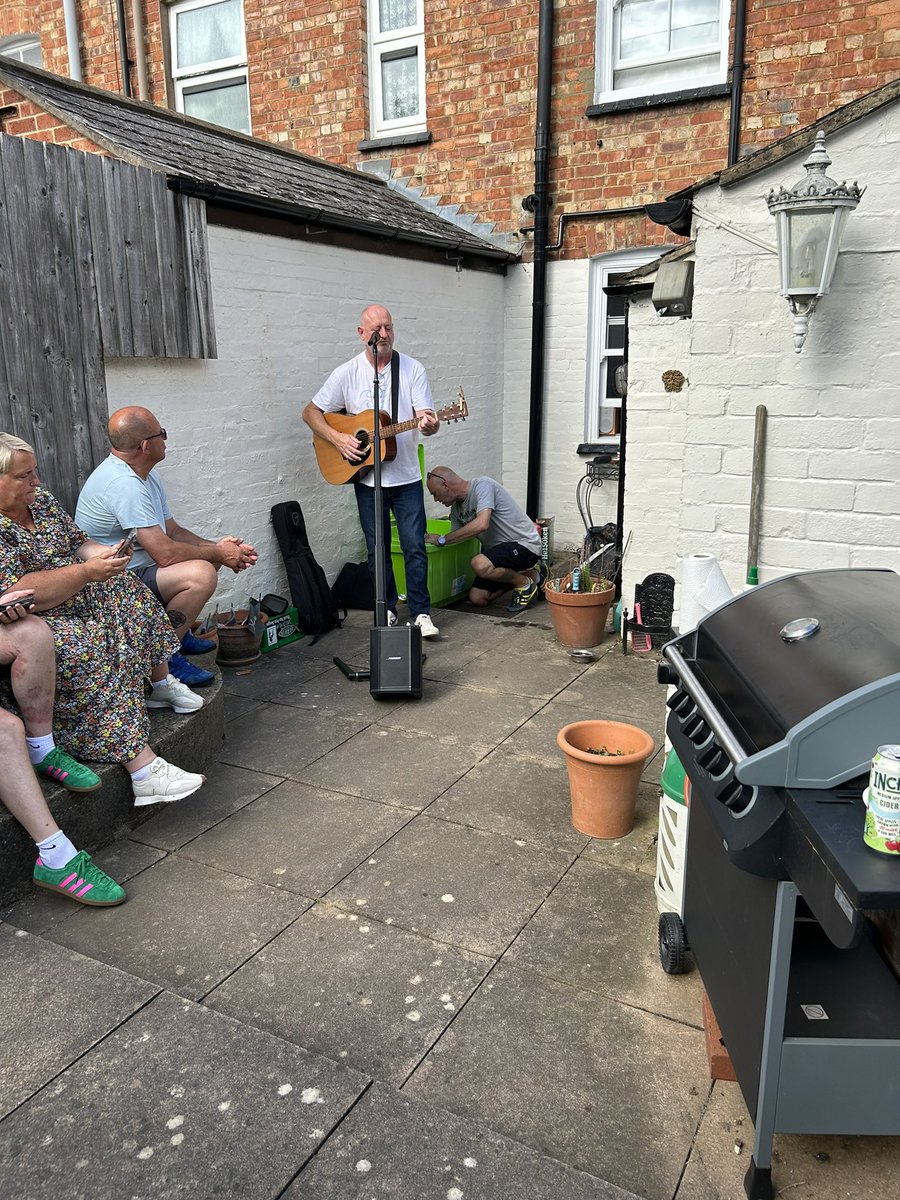 Quiffhead1976's tweet photo. Top day at Banburyfest yesterday..
#mates #toomanybeers #tunes https://t.co/uGdPFqSTrU