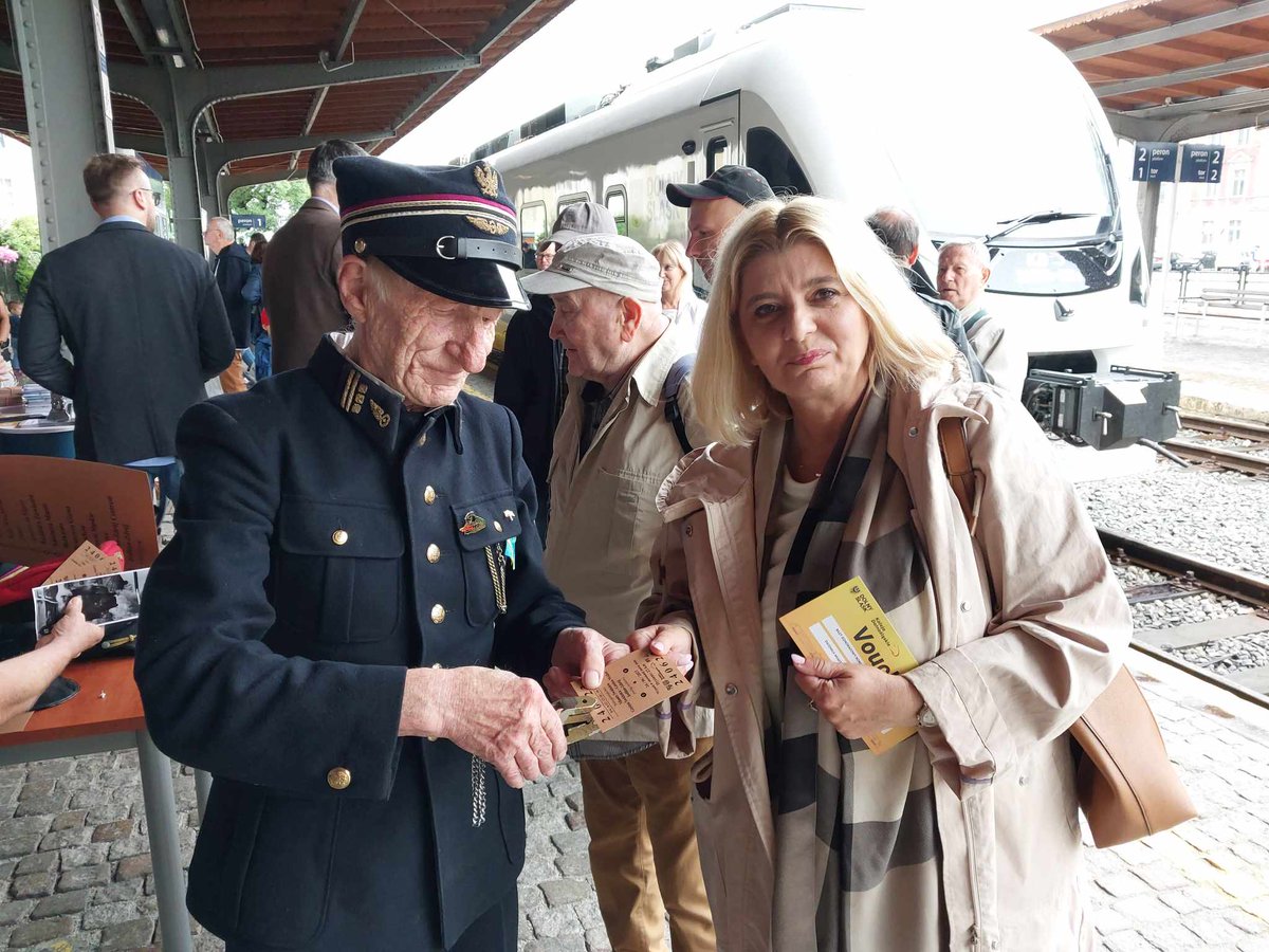 beata__ms's tweet photo. I ruszyła linia Świdnica-Jedlina-Głuszyca! Po 30 latach przerwy, staraniem samorządowców regionu, dzięki środkom unijnym (to największy projekt Aglomeracji Wałbrzyskiej), pieniądzom z budżetu państwa, linia wraca do regularnych rozkładów jazdy @KolejeD Dolnośląskie S.A. https://t.co/MhxeNvwOxN