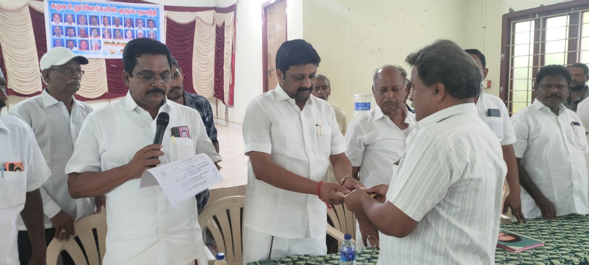krnrajeshkumar's tweet photo. நாமக்கல் கிழக்கு மாவட்டம், வெண்ணந்தூர் ஒன்றியம், அத்தனூர் பேரூரில் கடந்த மார்ச் 2021 முதல் தற்பொழுது வரை மறைந்த 23 கழக நிர்வாகிகளின் குடும்பத்தாருக்கு அஞ்சலி செலுத்தி தலா ரூ.5000/ வீதம் ரூ.1,15,000/- முத்தமிழறிஞர் தலைவர் கலைஞர் குடும்ப நல நிதியாக வழங்கினேன்.
@arivalayam https://t.co/DN9D7F7kNL