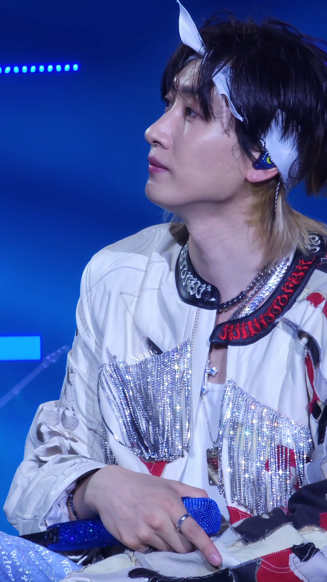 Wow I love this photo so much 🥹🥹 can see his moles that spread like constellation on his neck, the veins on his hand, his flawless skin, his cute pinkish earlobe and everything 😭😭😭 You're so sooo beautiful hyukjae 🥺❤️