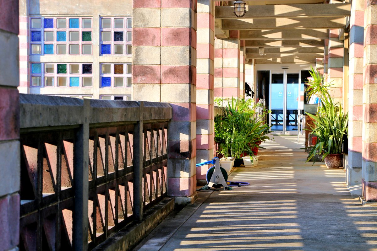 bbbuilding100's tweet photo. 名護市庁舎といえば建築ジャーナル“日本建築学会賞建築のその後”特集に施設管理者の生の声が載ってます。2000年時点でこんな感じ

「風の道は役立たず」「5月から10月までは暑い暑いという話ばかり」「美術館や博物館に改修したらという話も」「名建築とは言い難いと思うのだが」※のちにエアコン導入 https://t.co/4SoFKOlrOL