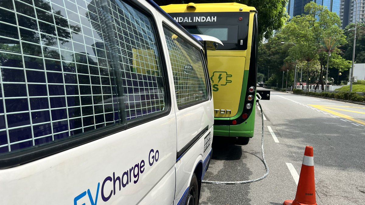 EVChargeGO's tweet photo. Time is money, especially in business. EV Charge Go offers fast charging speeds, delivering a 50km range boost in just 15 minutes! Stay productive and keep your fleet on the move. #FastCharging #evchargego #Malaysia https://t.co/99xjDsdibC