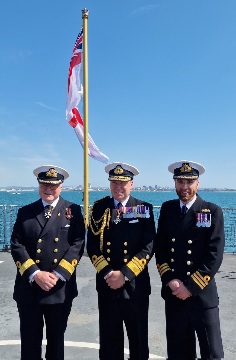 HMSDefender's tweet image. An honour to host 2SL and @StephenWatson39 for our #FinalEntry 

Also an opportunity to present some LSGC  🏅🏅

Over 7000 sea days between them!  
😯
#Homecoming