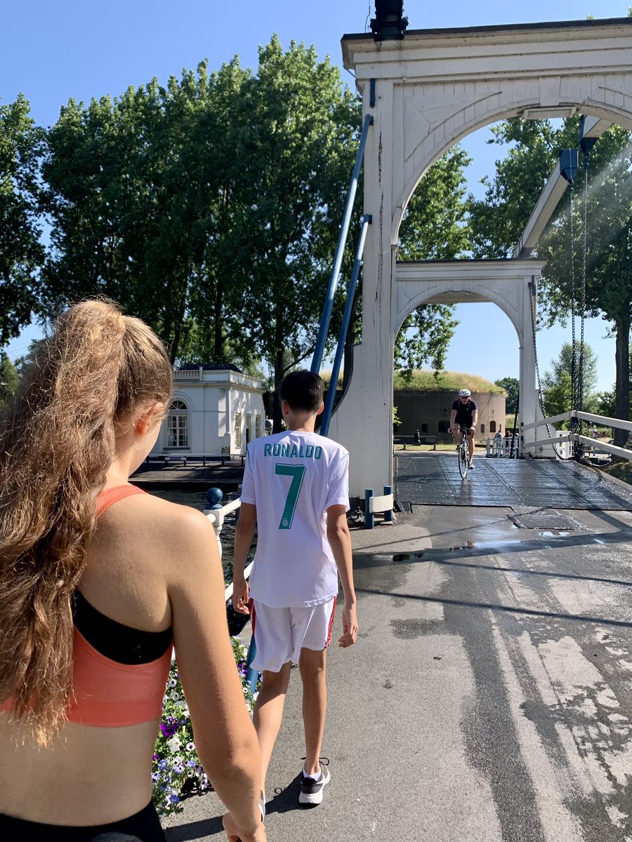 eventjes's tweet photo. M’n schatten (13 en 16) doen zo mee aan de 5km van de Vechtloop, in mijn geboorteplaats Weesp. 
Ondanks de hitte kon ik het niet uit hun hoofd praten. 
#Vechtloop 

Ben je nog nooit in Weesp geweest? Ga eens! Dit kun je er doen: https://t.co/OI2Mc4pEcP https://t.co/2X404ylFuJ