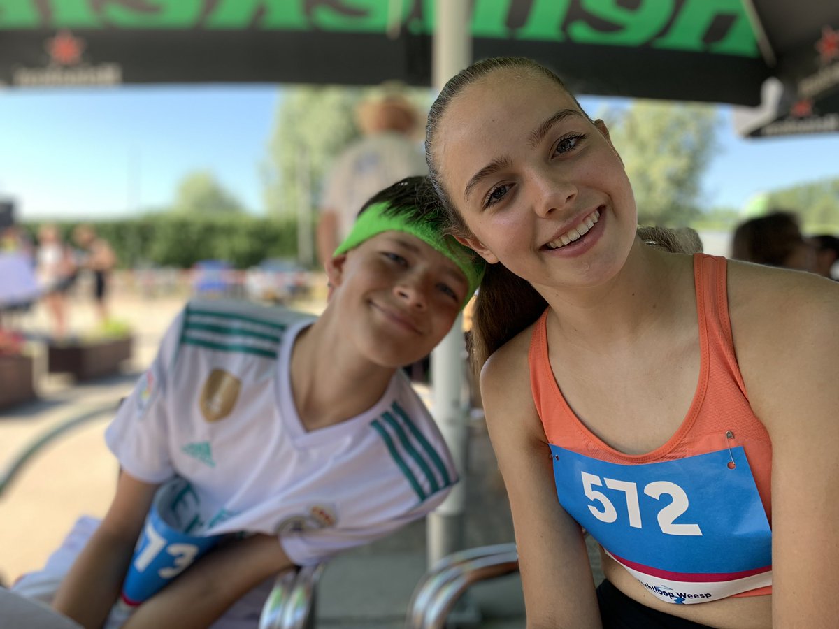 eventjes's tweet photo. M’n schatten (13 en 16) doen zo mee aan de 5km van de Vechtloop, in mijn geboorteplaats Weesp. 
Ondanks de hitte kon ik het niet uit hun hoofd praten. 
#Vechtloop 

Ben je nog nooit in Weesp geweest? Ga eens! Dit kun je er doen: https://t.co/OI2Mc4pEcP https://t.co/2X404ylFuJ