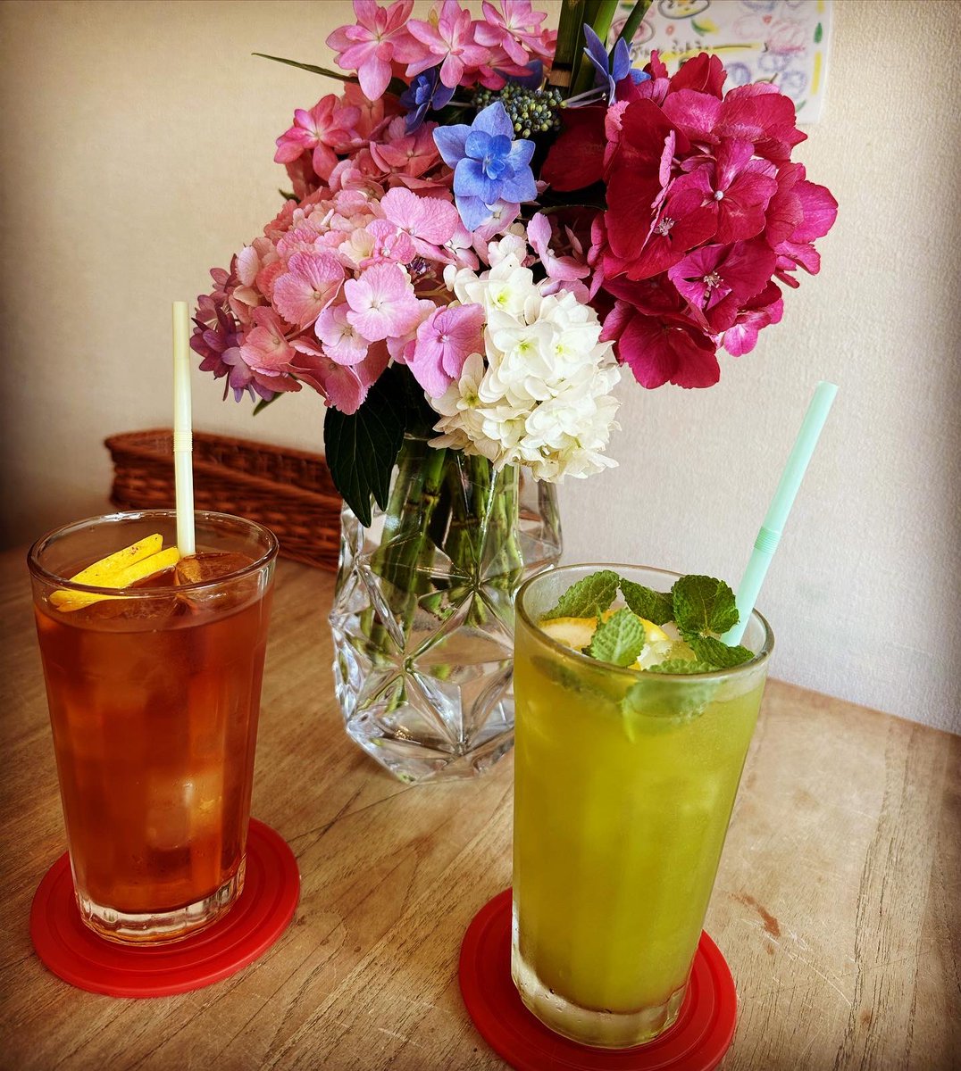 djbadshuuu's tweet photo. 今日は #カフェコニリア へ！②
春から夏へ！#日本 #広島 #三次 #安芸高田市 #紫陽花 #カフェ #カフェ巡り好きな人と繋がりたい #雑貨コニリア #ランチ #ドリンク #デザート #japan #hiroshima #miyoshi #akitakata #cafe #hydrangea #runoki #rundmc #vans #djbadshuuu https://t.co/3iVl7pwid6