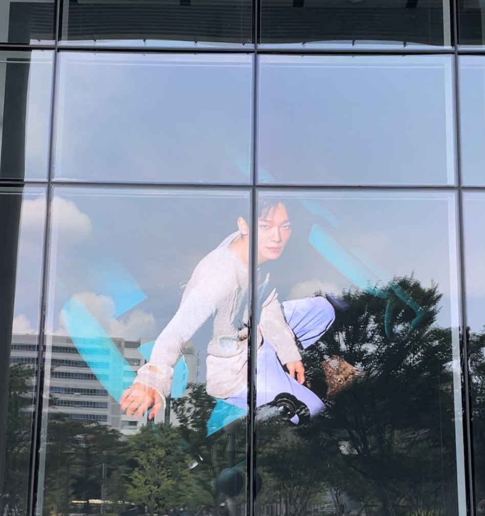 swooshsehun's tweet image. chen / d.o. / xiumin / suho
‘let me in’ teaser images displayed at sm’s building screen too~ apologies for the blurred junmyeon picture 😣