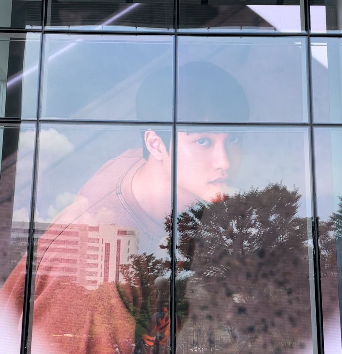 swooshsehun's tweet image. chen / d.o. / xiumin / suho
‘let me in’ teaser images displayed at sm’s building screen too~ apologies for the blurred junmyeon picture 😣