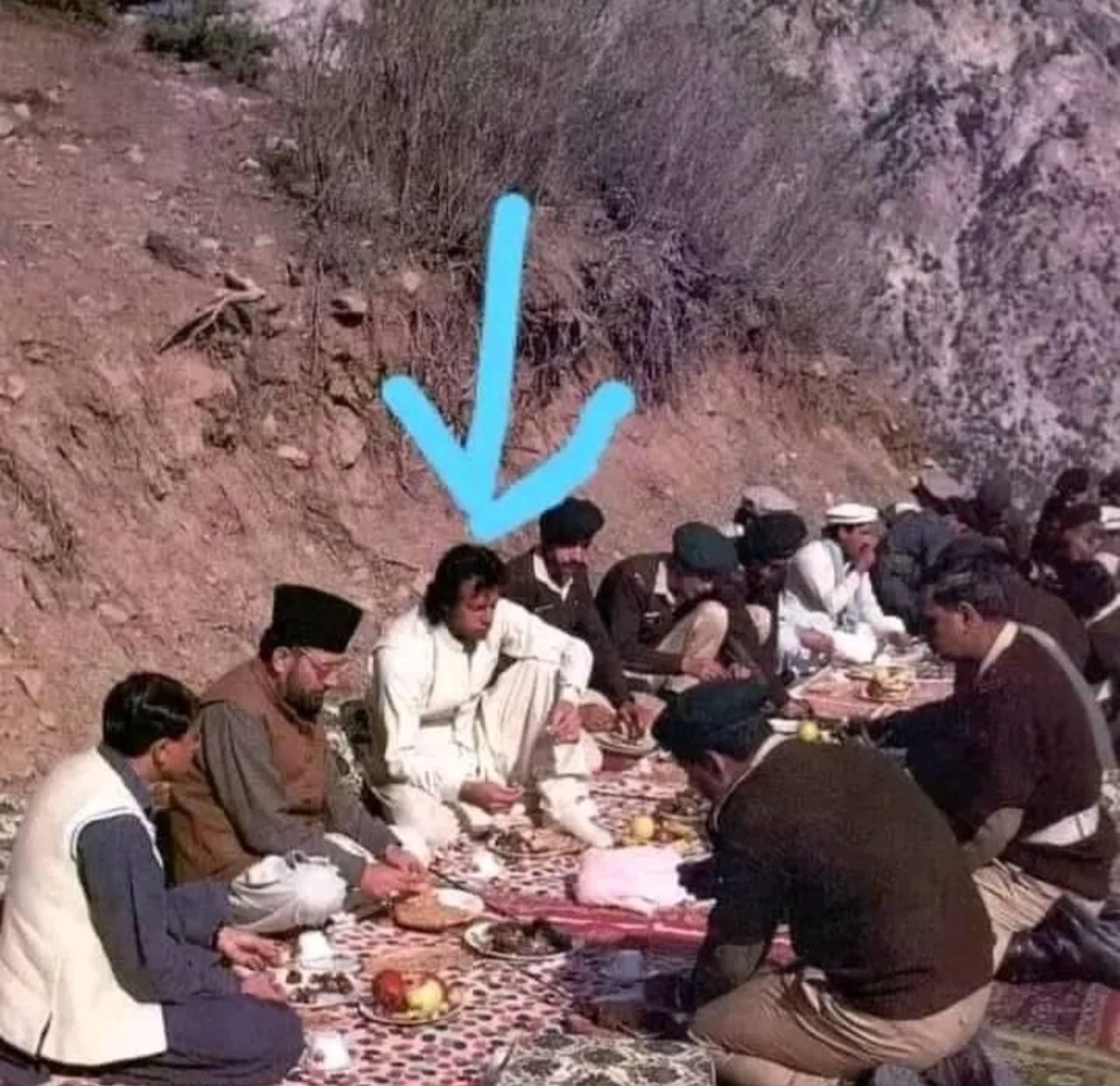 خان صاحب کی ماضی کی ایک تصویر باڈر کے اوپر نوجوانوں کے ساتھ کھانا کھاتے ہوئے اللہ سلامت رکھے ہمارے لیڈر جناب عمران خان کو اورہمارے نوجوانوں کو جو سرحدوں کا دفاع کرنے کے لیے 24 گھنٹے تیار ہیں.
اور یہ شیطان صفت لوگ 1 درویش سے پنگا لیے بیٹھے۔#فوج_بھی_میری_ملک_بھی_میرا