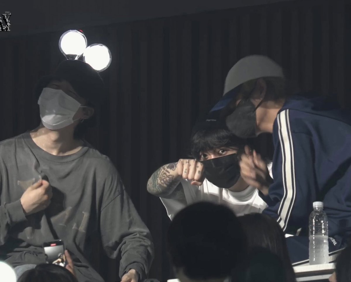 AureliaOT7's tweet photo. Jimin showing his                   Jungkook showing
little 7                                              his ARMY https://t.co/iWWdAssctR