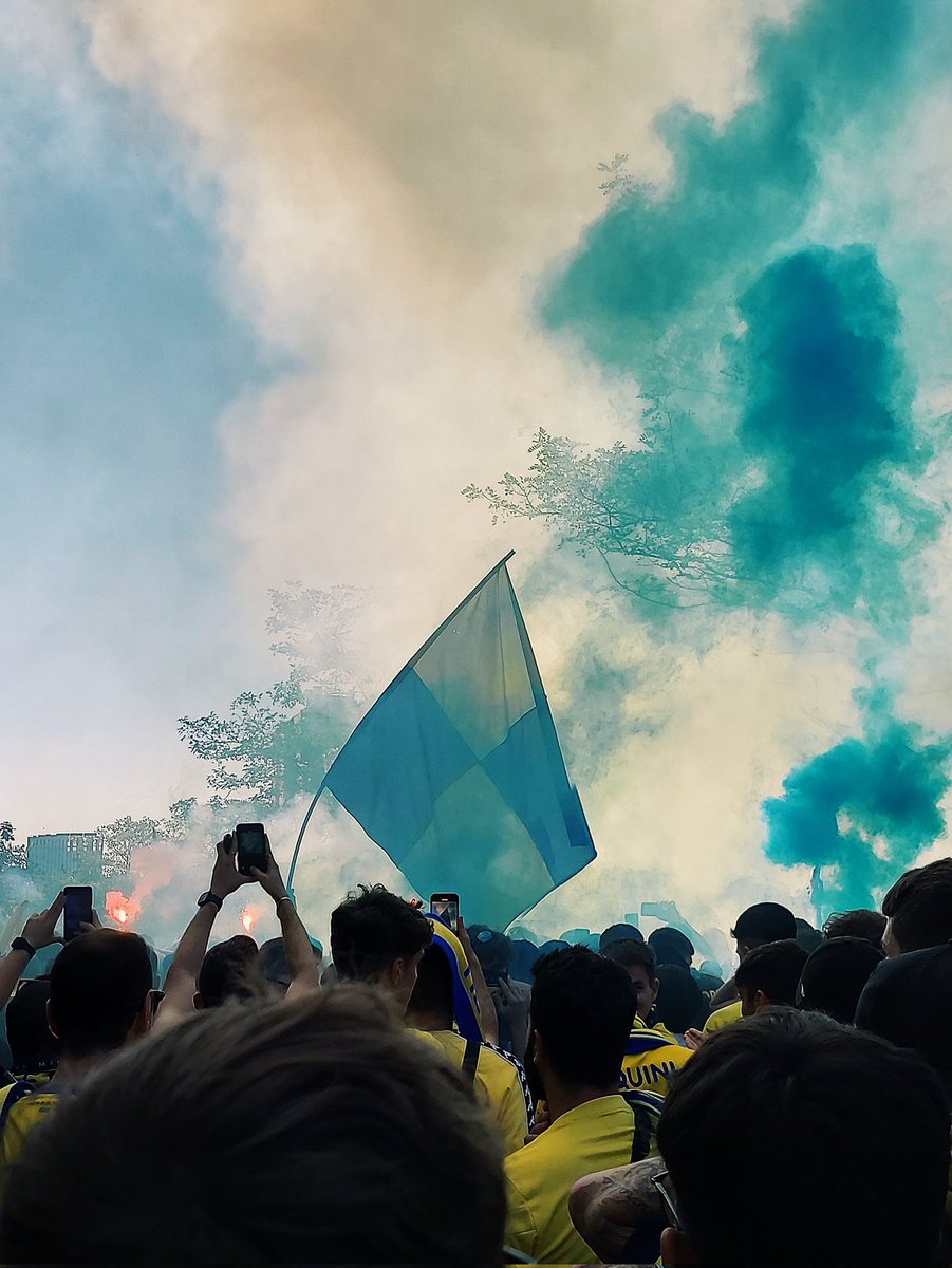 SergioRodriATM's tweet photo. Día inolvidable 💛💙

@adro2003
@hernitruco 
@callsignchache https://t.co/waKDAKsdjy