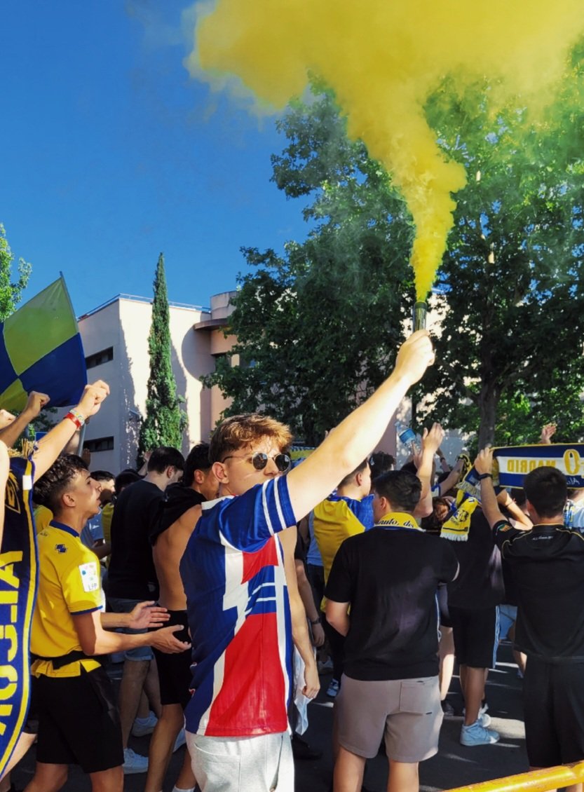 SergioRodriATM's tweet photo. Día inolvidable 💛💙

@adro2003
@hernitruco 
@callsignchache https://t.co/waKDAKsdjy