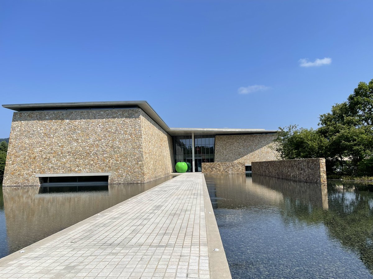 keepkeepon's tweet image. 핫하다는 곳은 다 쫓아 다니는 주말 운전. 중간에 카플레이 연결이 자꾸 끊겨서 휴게소에 들러야했지만 그래도 잘 도착했다. 인기 많다는 테라스 자리부터 먼저 가서 아점 와구와구. 너무 포토존이라 부담스러워서 또 너무 더워서 오래는 못 앉아있고 실내로 옮겼다. 뷰도 좋지만 에어컨이 짱이야 ㅠㅠ