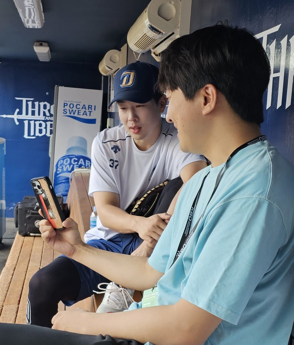 autumnbb11's tweet photo. 마산제일여고 학생들의 재치있는 팬미팅을 당사자에게 보여준 이 모 캐스터. 박건우 선수는 굉장히 놀라며 즐거워 했습니다 https://t.co/GK9JCQ8TtO