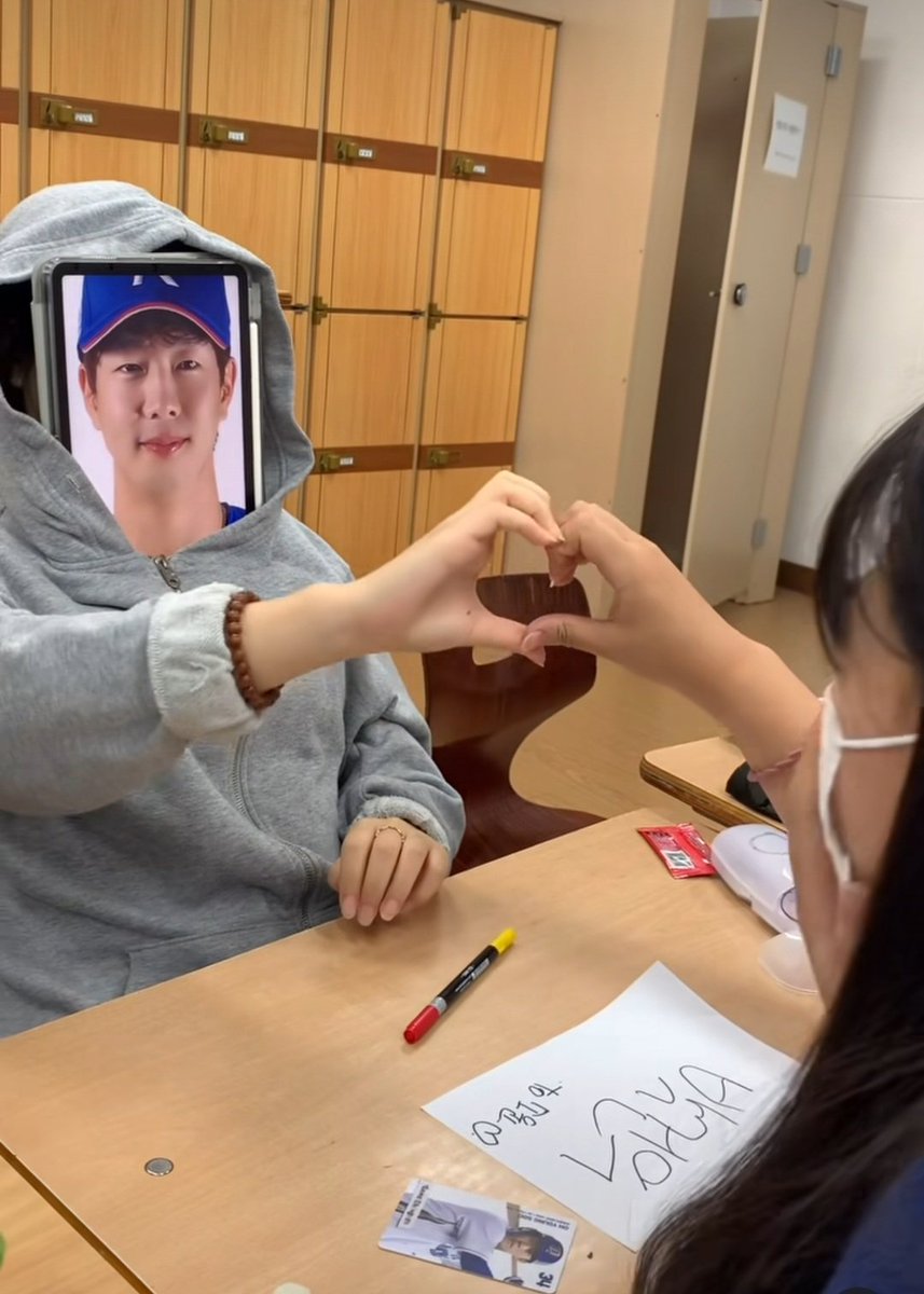 autumnbb11's tweet photo. 마산제일여고 학생들의 재치있는 팬미팅을 당사자에게 보여준 이 모 캐스터. 박건우 선수는 굉장히 놀라며 즐거워 했습니다 https://t.co/GK9JCQ8TtO