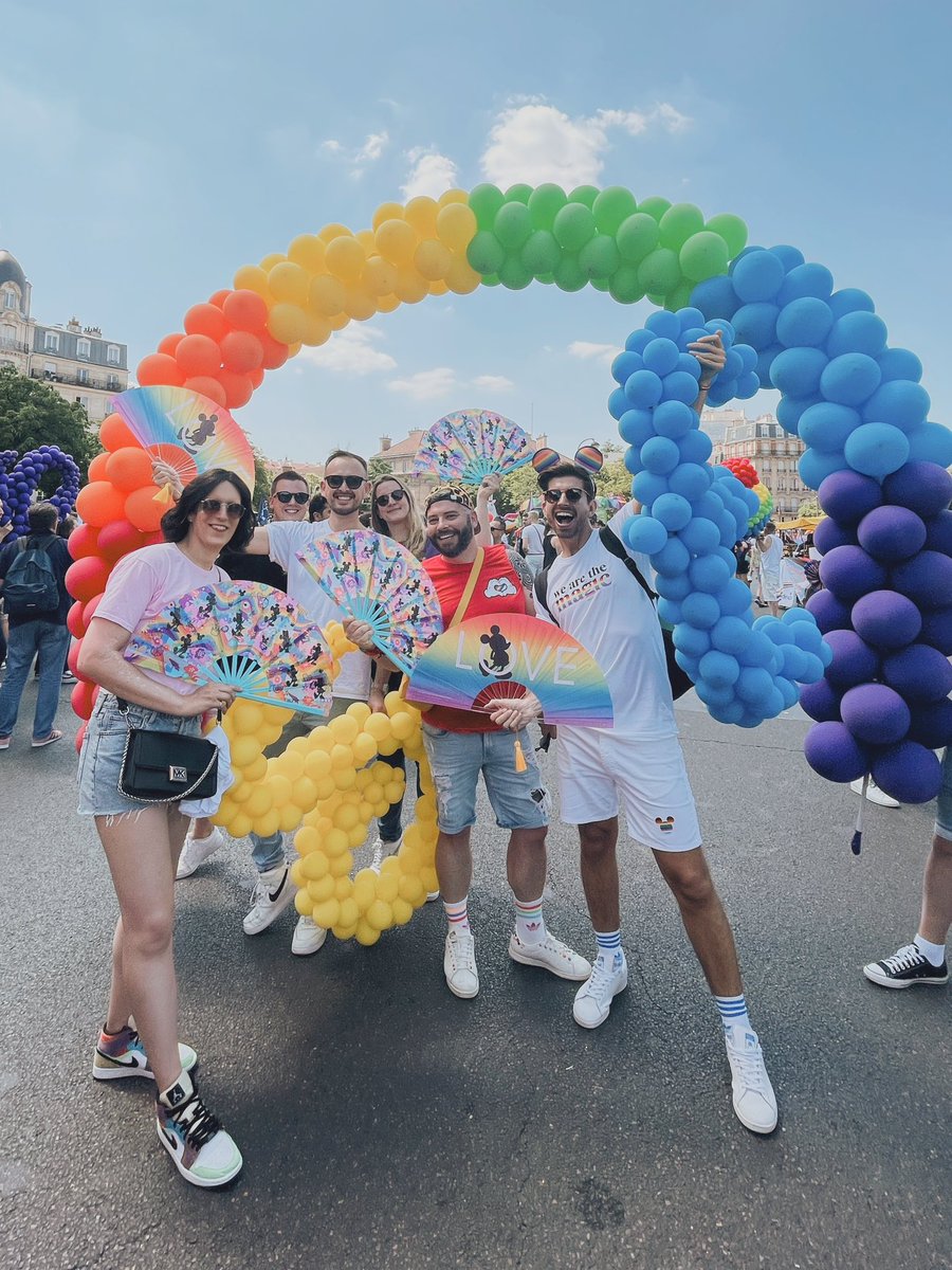Disney PRIDE in Paris 🏳️‍🌈✨ A first ! <a href="/BertrandBoCa/">Bertrand Bonnefoi</a> <a href="/booroh/">Pierre Boureau</a> <a href="/davidpopineau/">David Popineau</a> <a href="/HeleneEtzi/">Hélène Etzi</a>