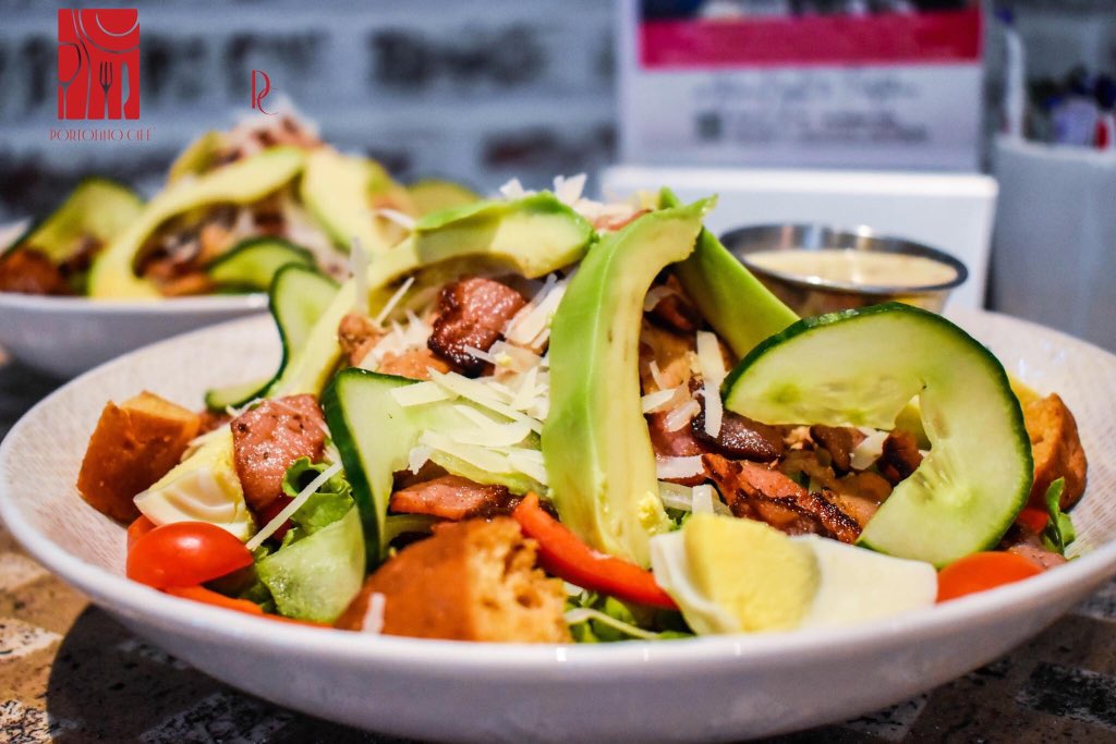 Experience the taste of our CHICKEN CAESAR SALAD🤤

-Caesar chicken with mixed greens of mixed lettuce, green beans, cherry tomatoes, crispy bacon bites, red onion, avo, cucumber, croutons, red peppers, boiled egg, parmesan shavings with Caesar dressing-
#ModernItalianEatery