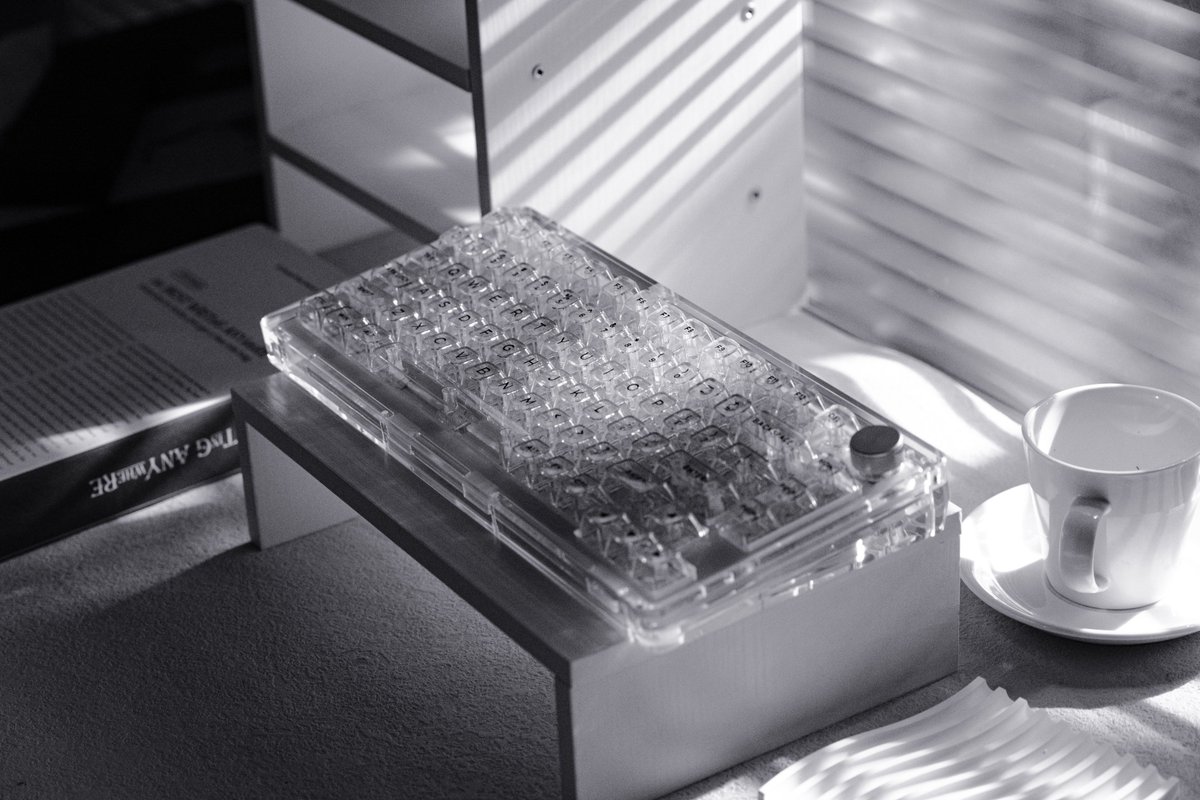 KiiBOOM_2022's tweet image. KiiBOOM Phantom 81 Clear V2 with and without RGB Lights #kiiboom #kiiboomkeyboard #keyboarddesign #mechkeyboards #gamingkeyboards #desksetup