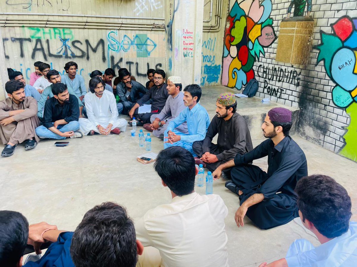 Bishara83406136's tweet photo. QAU is precious for its unique abilities of acknowledgement in every aspect 
A brought mindset of learning 
(Further everyone  points out a black dot on white shirt ) study circle by @MehranSC_QAU  🚩 https://t.co/V6EyCk4HKx