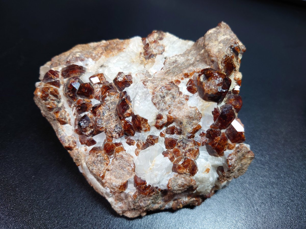 junos_phyllon's tweet photo. 満礬柘榴石( #spessartine) ？
Size：140×110×50mm  900g
骨董市にて

柘榴石系なんだろうなあと思って1500円でお買い上げ。満礬柘榴石に似ている気がするのだけど、正確な鉱物名が知りたい… 
結晶部はオレンジががったブラウンで透明感あり。茶褐色に近い。石英と共生。等軸晶系に見える。 https://t.co/w4vAU6DJdy