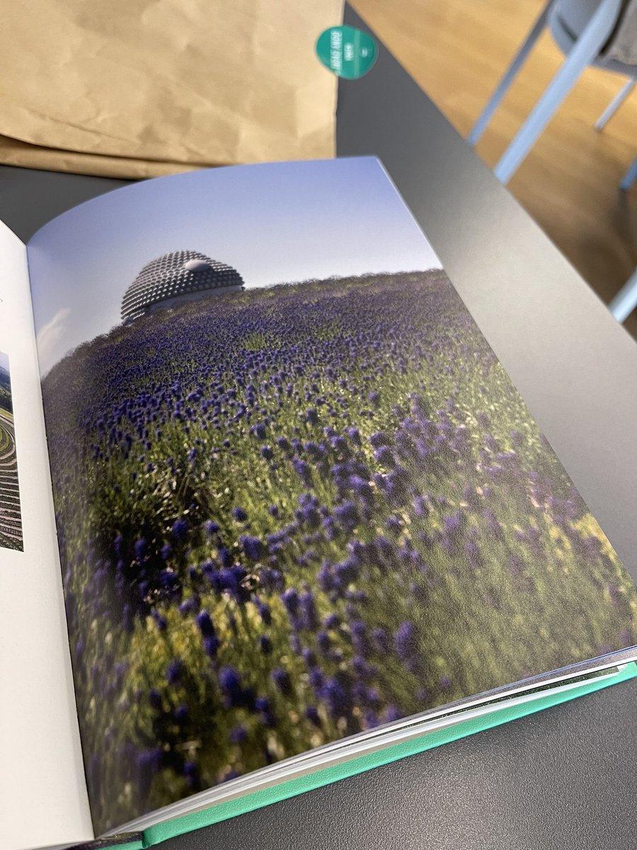 keepkeepon's tweet image. 너무 티없이 깔끔한 스타일이 좀 부자연스러워서 이게 진짜 자연이랑 어울리는건가 싶지만 이 붓다의 언덕은 실제로 보고싶다. 특히 이 라벤더가 폈을 때 ㅎㅎ