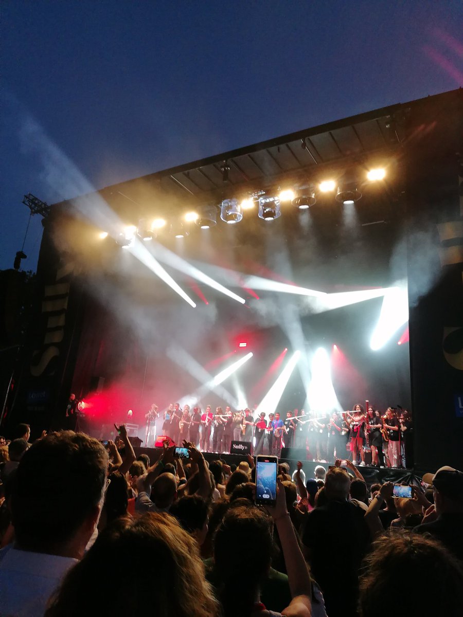 Mathilde3Berthe's tweet photo. Bravo aux collégiens de Sully sur Loire, aux lycéens de Jean Zay (Orléans) et leurs professeurs pour cette belle prestation, entourés de formidables musiciens. MERCI à Ibrahim Maalouf de leur avoir permis de vivre une telle expérience qui restera toujours dans leurs mémoires ! https://t.co/ldImnBo95f