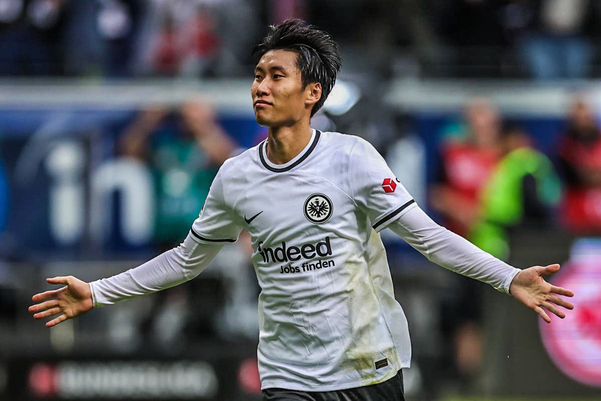 Daichi Kamada pasaport sorunu nedeniyle Milan'a transfer olamıyor boşta şu an çok talibi var tabi. Milan'dan talebi 3 milyon imza parası 3 milyon euro maaş son yıllardaki formuna kalitesine göre 3 milyon euro hiçbir şey bu piyasaya göre