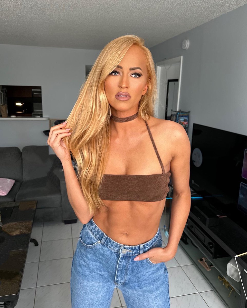 Whose the better fuck?
RT for Eva Marie
LIKE for Summer Rae