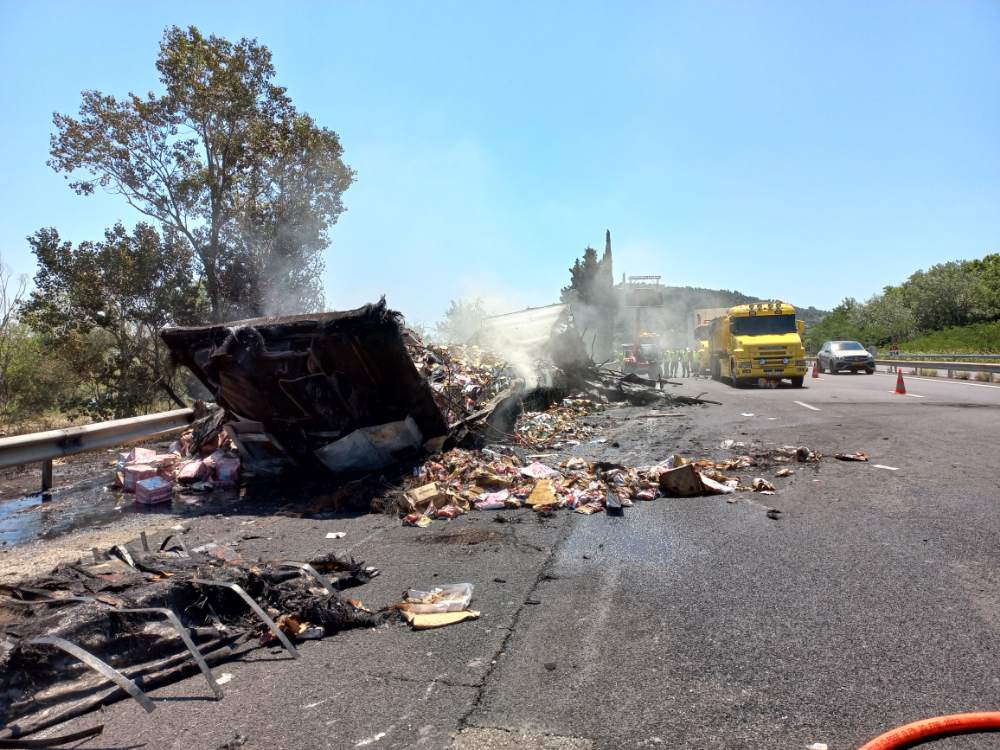 A7Trafic's tweet image. 14h30 : sur #A7 la circulation s’écoule sur 2 voies à présent. Les opérations d’évacuation du véhicule et de son chargement ont débuté. Ecoutez #Radio1077 #InfoTrafic