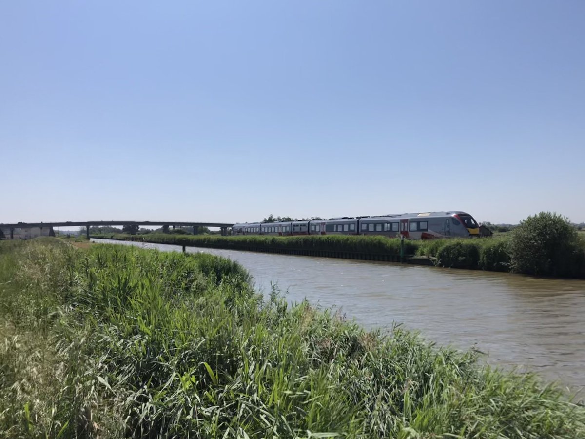 #Lowestoft - #Norwich service on the @greateranglia @NetworkRailAng @WherryLines passes #Haddiscoe New Cut towards #Reedham