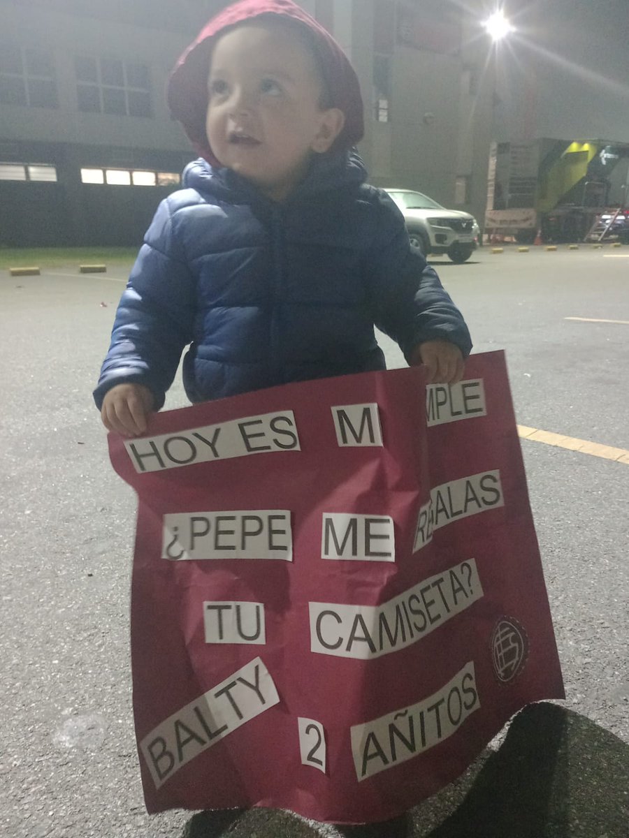 FacuDiazGranate's tweet image. Estuvo todo el partido con el cartel.. no logro ver al Pepe.
Balti cumplió 2 años y quería un regalo!
🇱🇻 ⚽
Ayúdame a qué lo vea el Pepe!! 
#pepesand #lanus #baltiregalo #minigranate