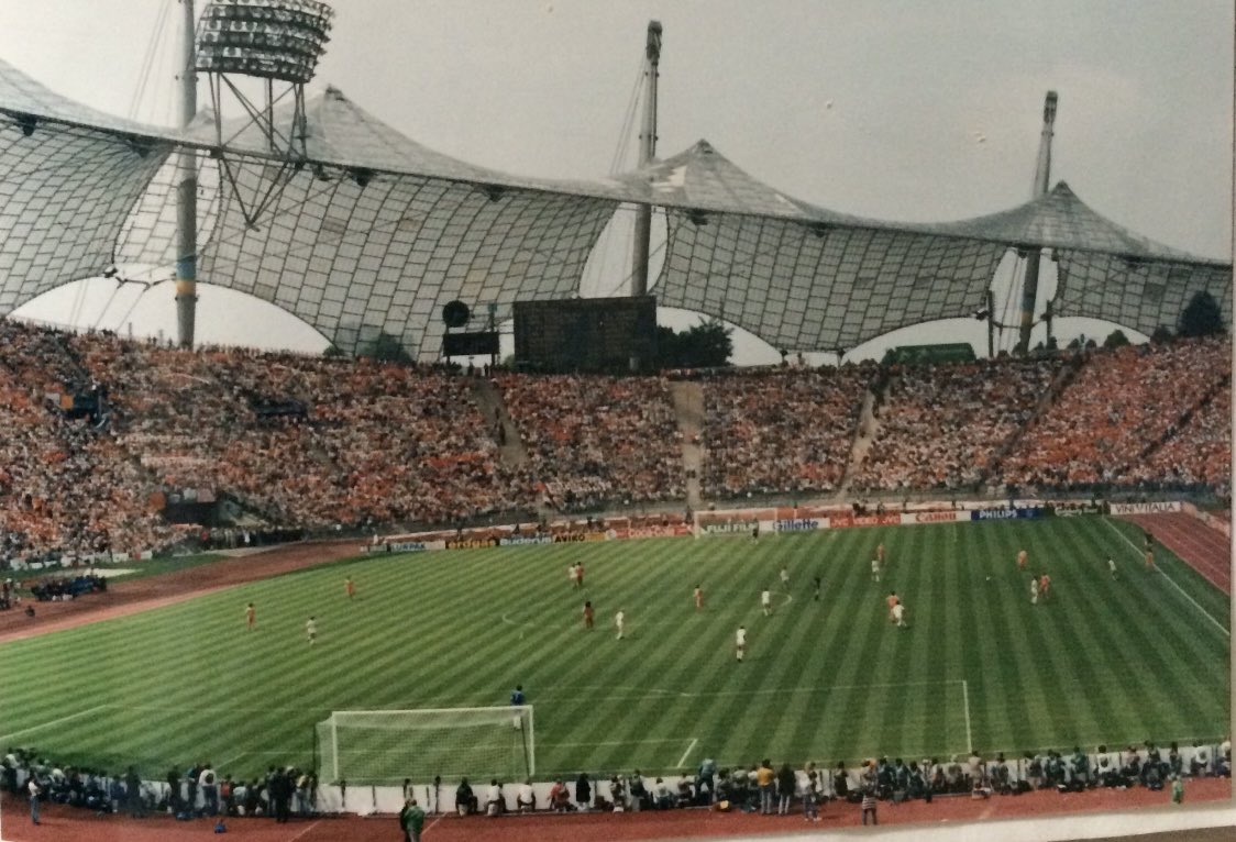ram09041973's tweet photo. Vandaag alweer 35 jaar geleden !!  Onvergetelijke dag met mijn lieve pa in München 🧡 ⚽️ 🏆 https://t.co/DidEshXltA