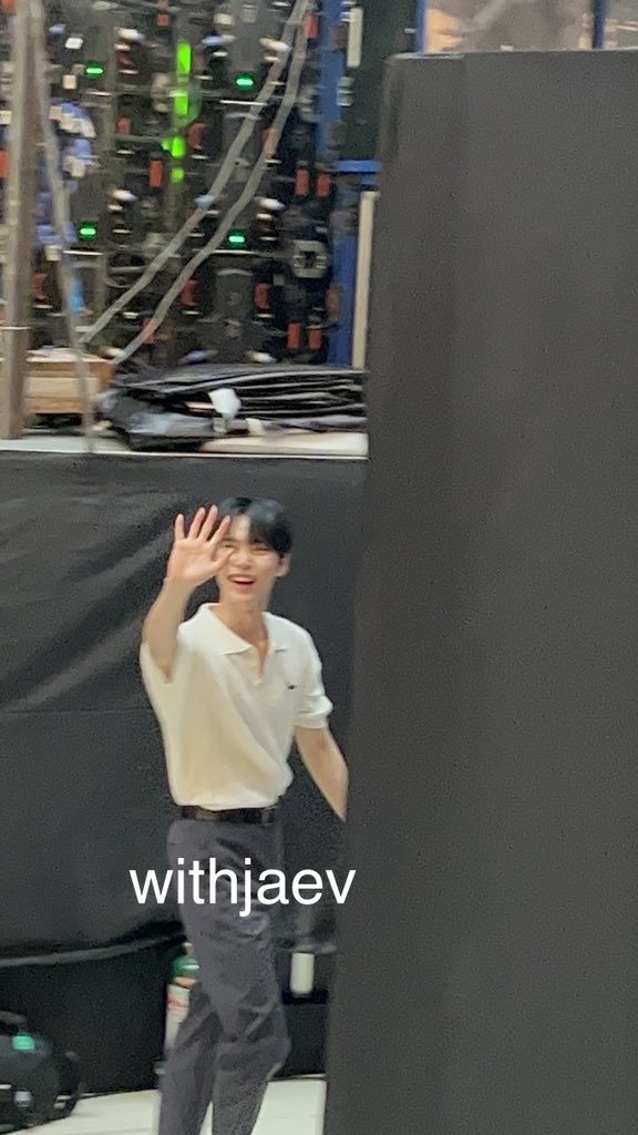 DOYOUNG WAS SMILING THE WHOLE TIME HUHU 😭😭😭 

#NCTDoJaeJung_Manila