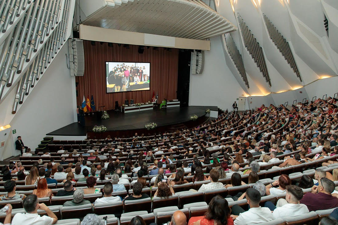 Muchas felicidades a la XIª Promoción de Enfermería (La Laguna), a sus familias y amigos, a sus madrinas y profesores por su graduación tan emotiva y cercana.