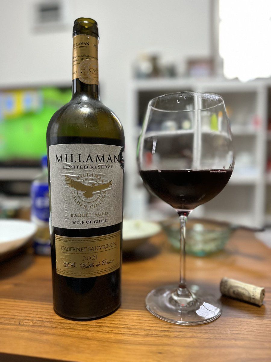 yama666zaki's tweet photo. 今日はワインだな🍷
( ^ ^ )/■¡Salud!
カリフォルニアワインとチリワイン好き😋👍
#menageatrois #millaman #ピーロートジャパン #赤ワイン https://t.co/21emc3wlS9